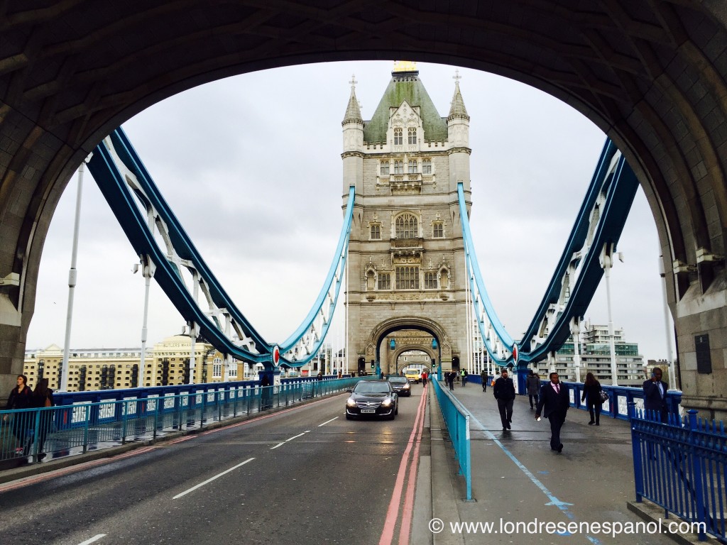 UN PASEO POR EL PUENTE DE LA TORRE (TOWER BRIDGE) | Londres en Español