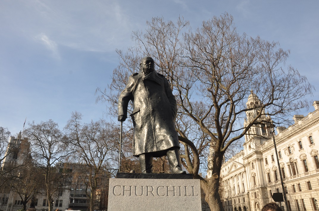 LA ESTATUA DE CHURCHILL EN LA PLAZA DEL PARLAMENTO | Londres en ...