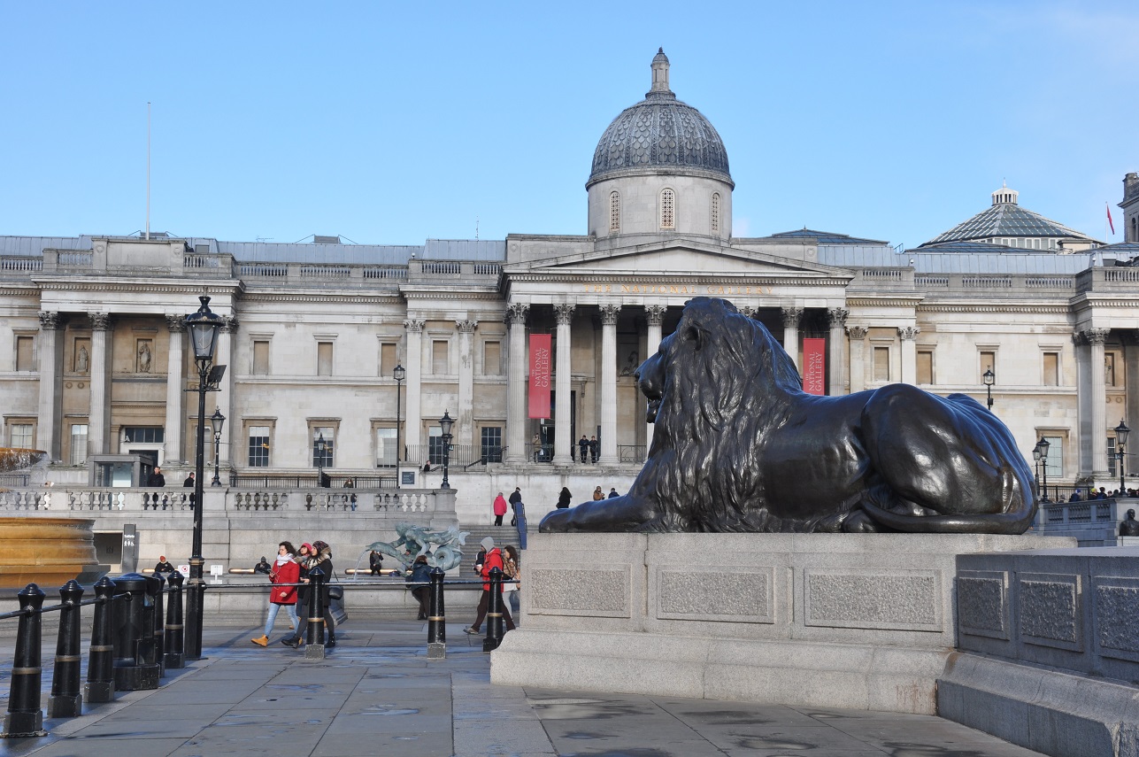 UNA MUJER SE CAE DE UNO DE LOS LEONES DE TRAFALGAR SQUARE | Londres en  Español Tours