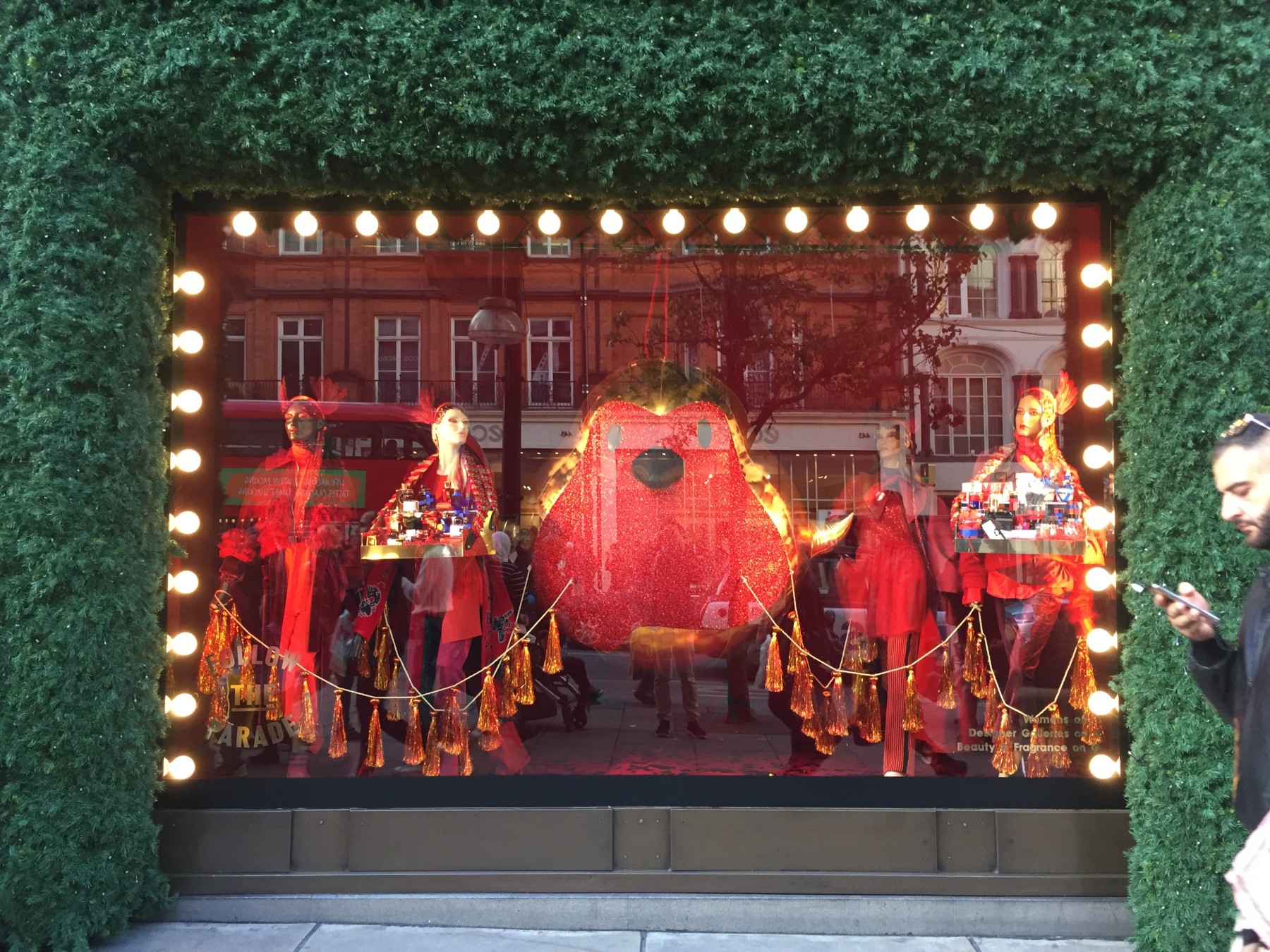 YA SE HAN INAUGURADO LOS ESCAPARATES NAVIDEÑOS DE LA TIENDA SELFRIDGES